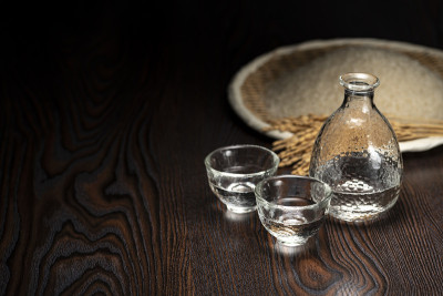 餐厅桌上的冷清酒