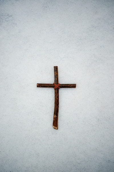在滑雪板上交叉