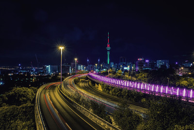 夜晚的奥克兰公路和天空塔的城市天际线