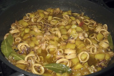 土豆鱿鱼，黑色背景。