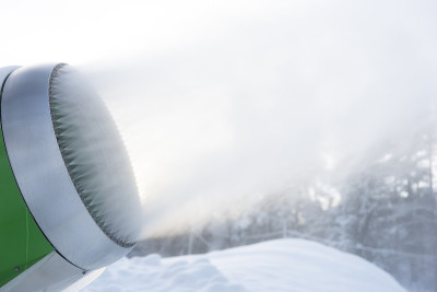 雪坡上的绿色雪炮喷嘴