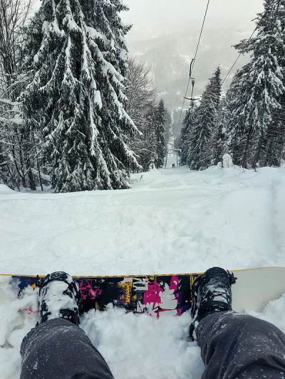 滑雪板爱好者在山上享受山川风光