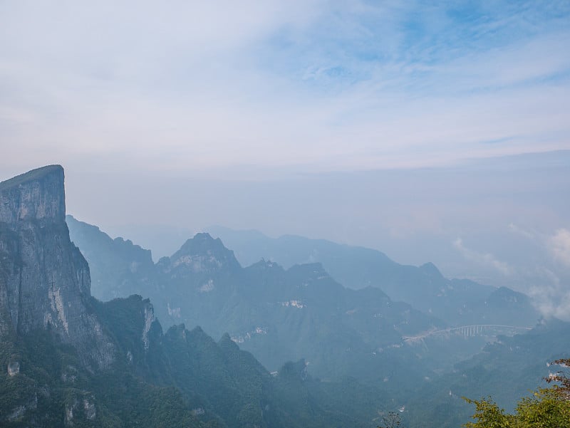 中国张家界天门山上的美丽景色和晴朗的天空。