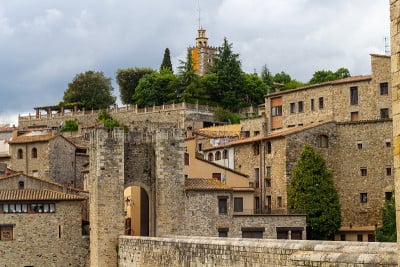 查看Besalú塔