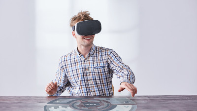 戴着vr眼镜工作的人