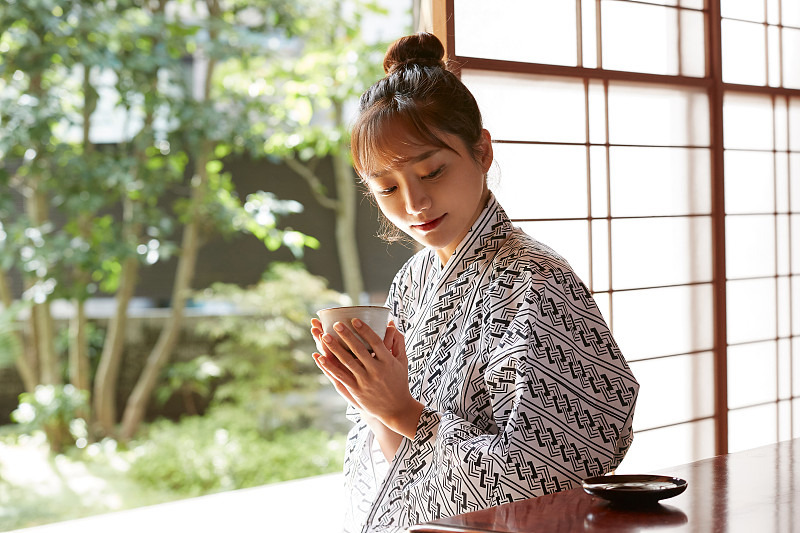 一个年轻的亚洲女人正在日本传统旅馆放松