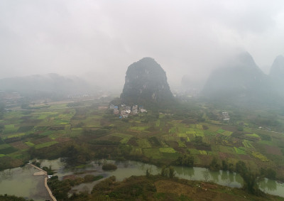 农田和山脉上方云景的鸟瞰图