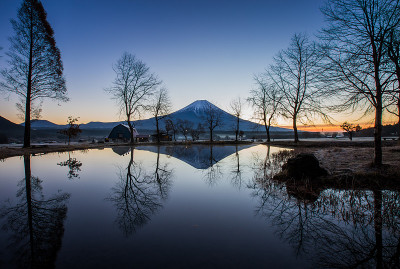 日本的富士山和川口湖在秋天有晨雾。