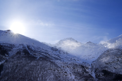 雪山在阴霾和天空与太阳