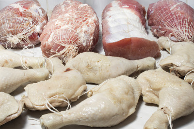 为烟熏准备生肉。猪颈肉和熏肉为熏制鸡肉而准备的肉类。