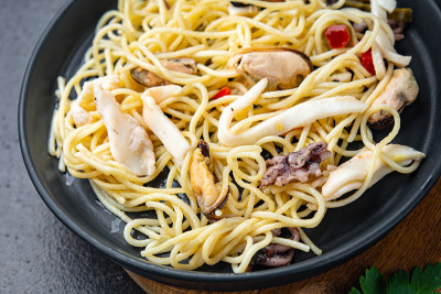 海鲜意大利面意大利面第二道菜意大利食品健康餐小吃桌上复制空间食品背景质朴的顶视图