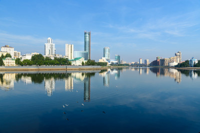 城市中心的天际线和伊塞特河。叶卡特琳堡。俄罗斯