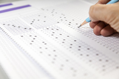 学生们在学校做测验和测验试卷