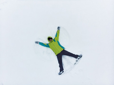 俯视人造雪天使