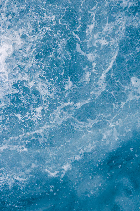 浅蓝的海面上波浪翻滚
