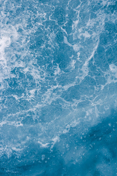 浅蓝的海面上波浪翻滚