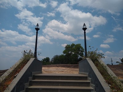羊柱和台阶，Madavoor岩石切割寺庙公园，喀拉拉邦
