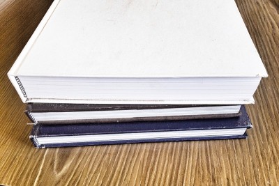 木桌上有硬封面的白纸。小册子封面书模型