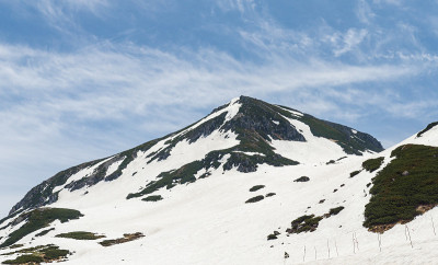 雪山位于日本阿尔卑斯山体山黑袍阿尔卑斯路线