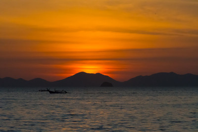 夕阳在泰国海的山上