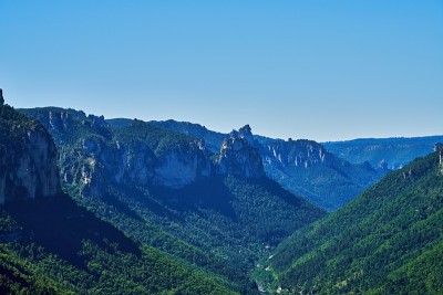 蓝雾和长影的悬崖峭壁在峡谷杜塔