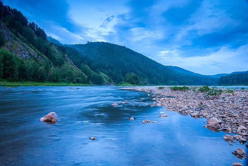 西伯利亚的风景。日落时的黄昏风景。山脉，森林，河流和水在长时间暴露。克麦罗沃地区。俄罗斯