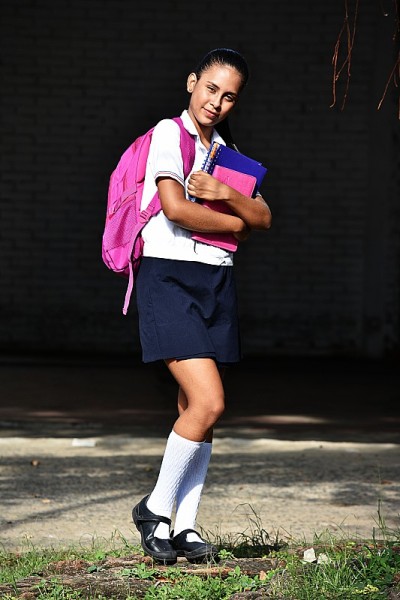 少数民族女学生穿校服