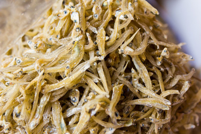 亚洲菜肴中使用的小干鱼