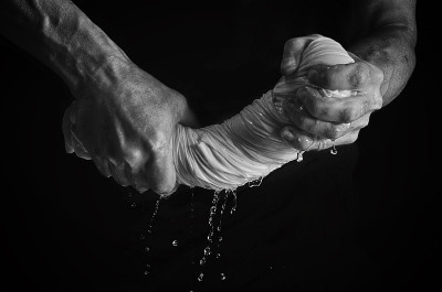 男人的手和洗衣。