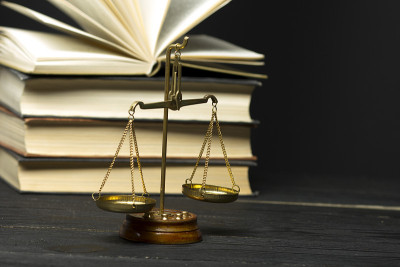 法律概念-在法庭或执法办公室的桌子上用法官的木槌打开法律书。文本复制空间
