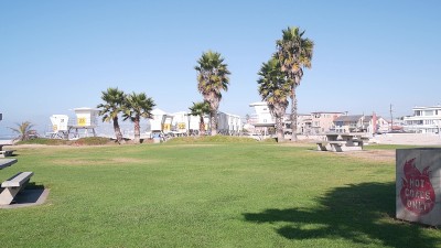野餐区，救生员站，冲浪救生塔，加州海滩。