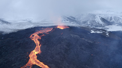 冰岛火山喷发鸟瞰图