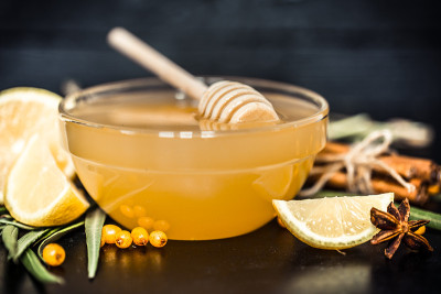 盘子与蜂蜜特写