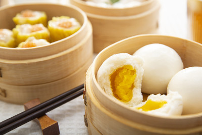 餐馆里各式广东点心的特写镜头