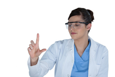 正在进行实验的女科学家