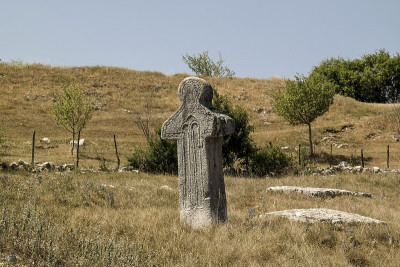 Stećak在Stepen，靠近从Gacko到Bileća的道路