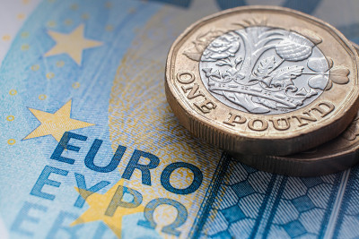 英国一英镑硬币放在20欧元纸币上