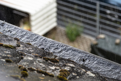 阴雨天，堵塞的排水沟充满了溢出的水。