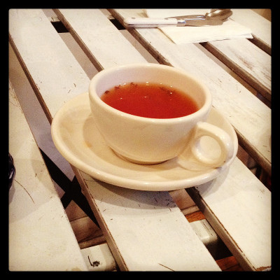 白色茶杯和茶碟