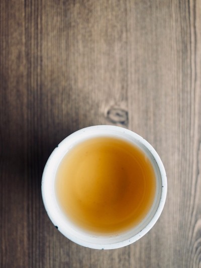 用木板和瓷杯泡茶，红茶