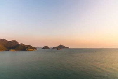 夏日的海景和山脉