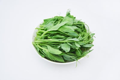 白色背景上的荷兰豆芽蔬菜