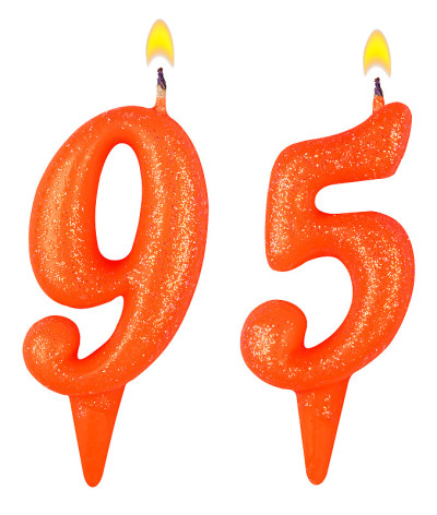 95号生日蜡烛孤立在白色背景上