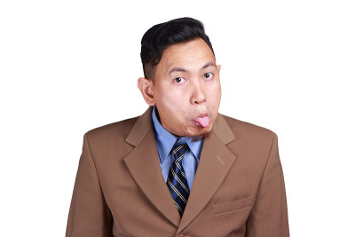 亚洲人吐着舌头嘲笑