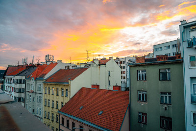 捷克布尔诺的旧城住宅区，夕阳下的天空