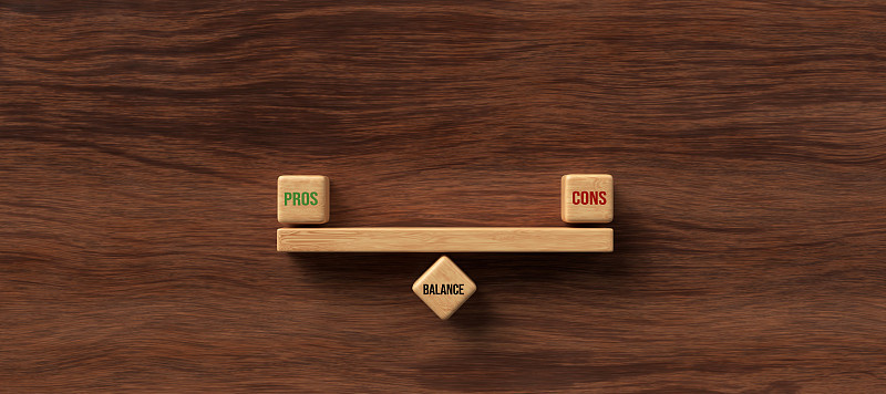 木块形成了一个跷跷板与文字PROS, CONS和BALANCE - 3d插图
