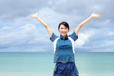 女人享受阳光。