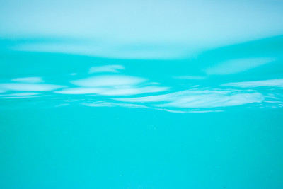 清澈的湖水