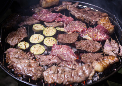 烤架上的美味烤肉配蔬菜