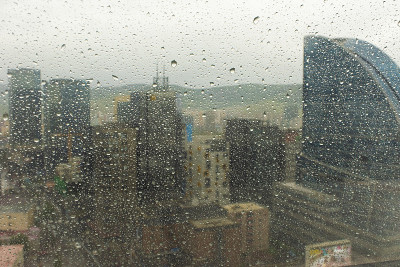 乌兰巴托市区下雨天。